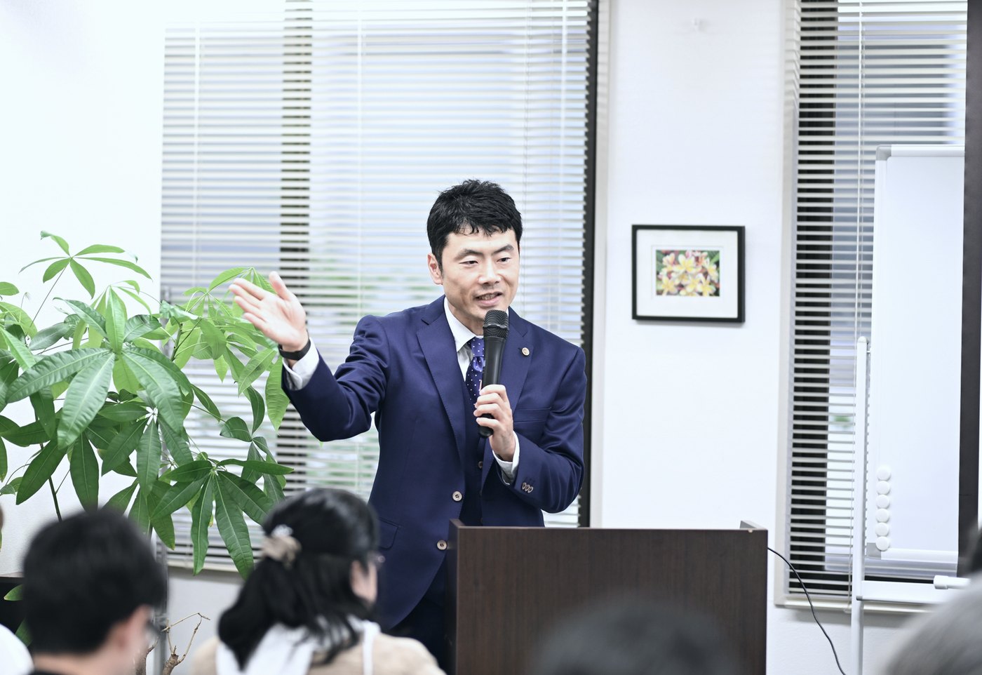 セミナーで講演する中澤剛